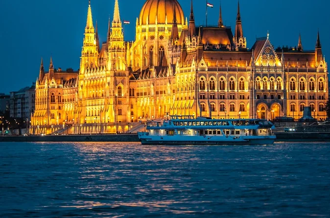 Donau-Nachtfahrt mit Begrüßungsgetränk